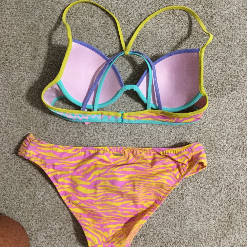 Bikini - Picture 2 of 4